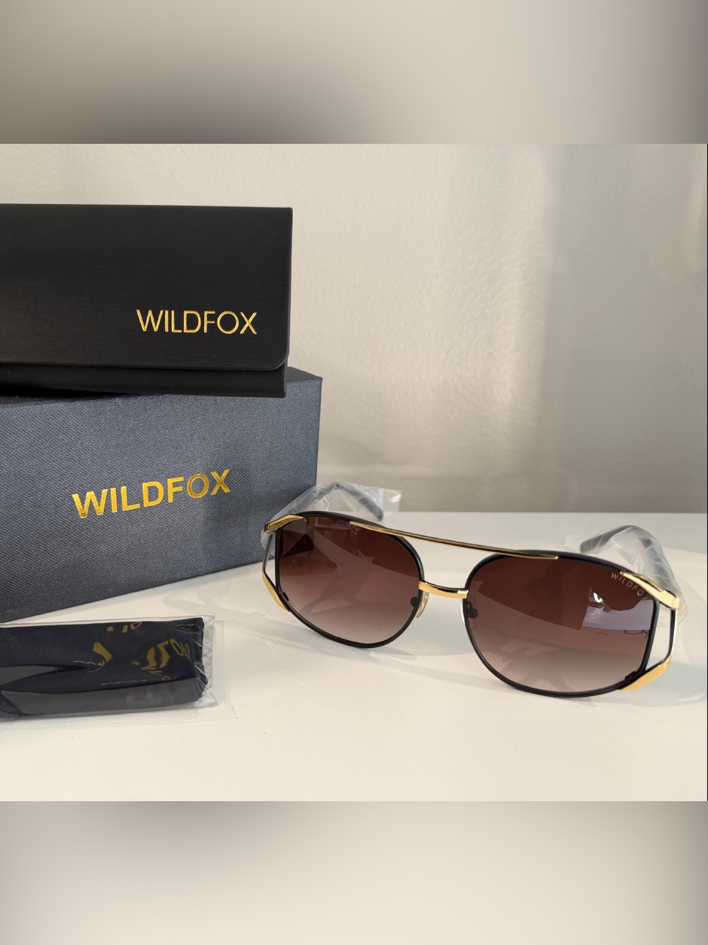 Wildfox Dynasty Oversized Aviator Black and Gold Sunglasses with Eyewear Case - Picture 8 of 15